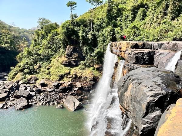 Image du site les Chutes de Kambadaga : Le Trésor Naturel de la Moyenne Guinée